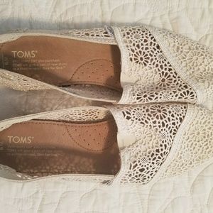 Tom's size 9 flats
