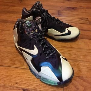 Size 5Y Nike LeBron Gator Kings GLOW IN THE DARK