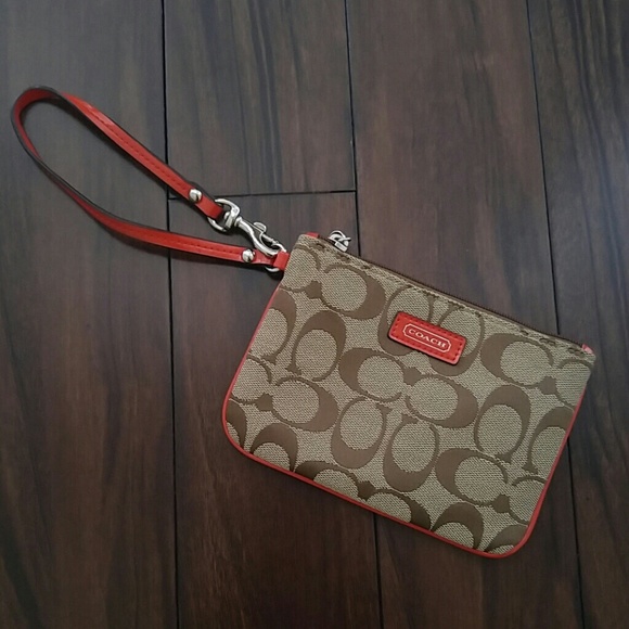 Coach Handbags - Coach wristlet NWOT🎉👛