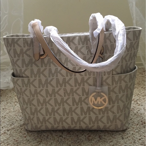 Michael Kors Handbags - Michael Kors Signature jet set tote vanilla