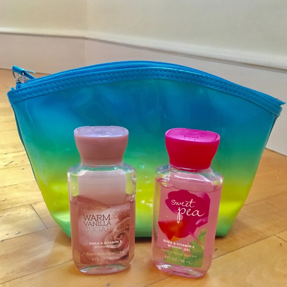 🚨⬇️Bath and Body Works cosmetic bag and body wash