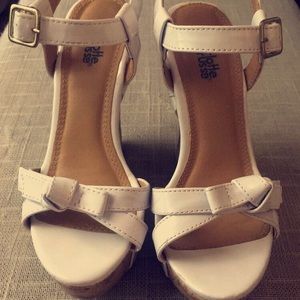 Patent bow wedge sandal