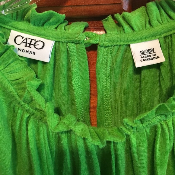 🎀Green sleeveless shirt🎀 - Picture 2 of 8