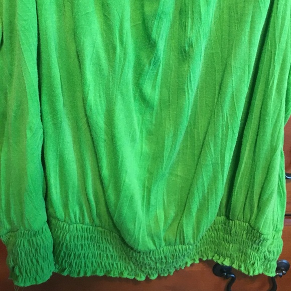 🎀Green sleeveless shirt🎀 - Picture 4 of 8