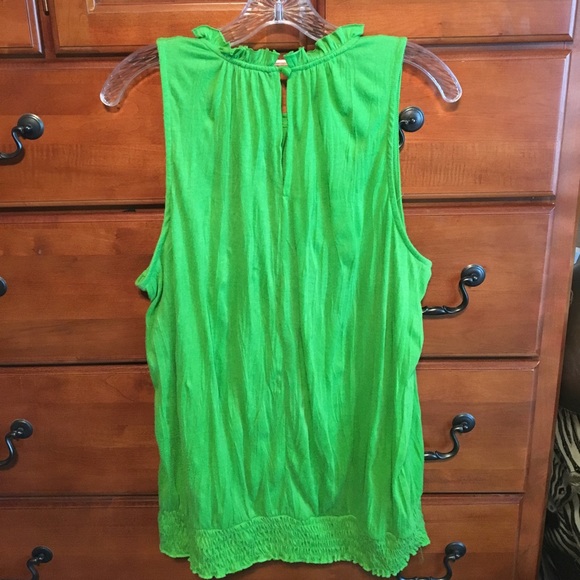 🎀Green sleeveless shirt🎀 - Picture 6 of 8
