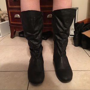 Black scrunchy boots