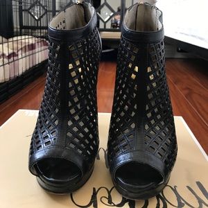 Michael Kors black leather heel!