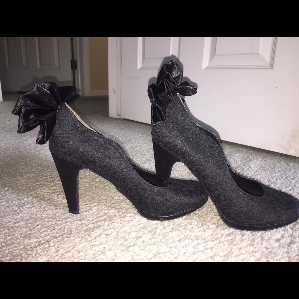 Lace pumps with bow