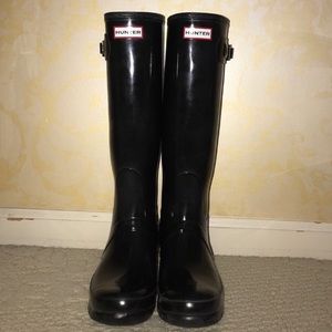 Hunter tall black boots with buffer spray