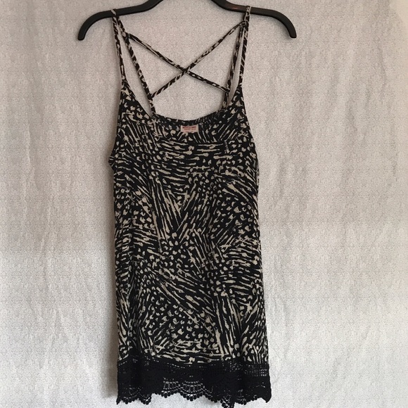 💘SOLD💘Beautiful Flowy Crochet Trim Top - Picture 1 of 5