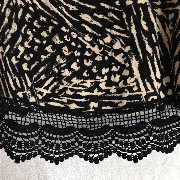 💘SOLD💘Beautiful Flowy Crochet Trim Top - Picture 2 of 5