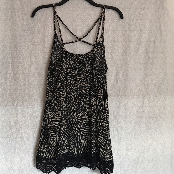 💘SOLD💘Beautiful Flowy Crochet Trim Top - Picture 3 of 5