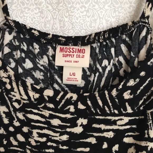 💘SOLD💘Beautiful Flowy Crochet Trim Top - Picture 4 of 5