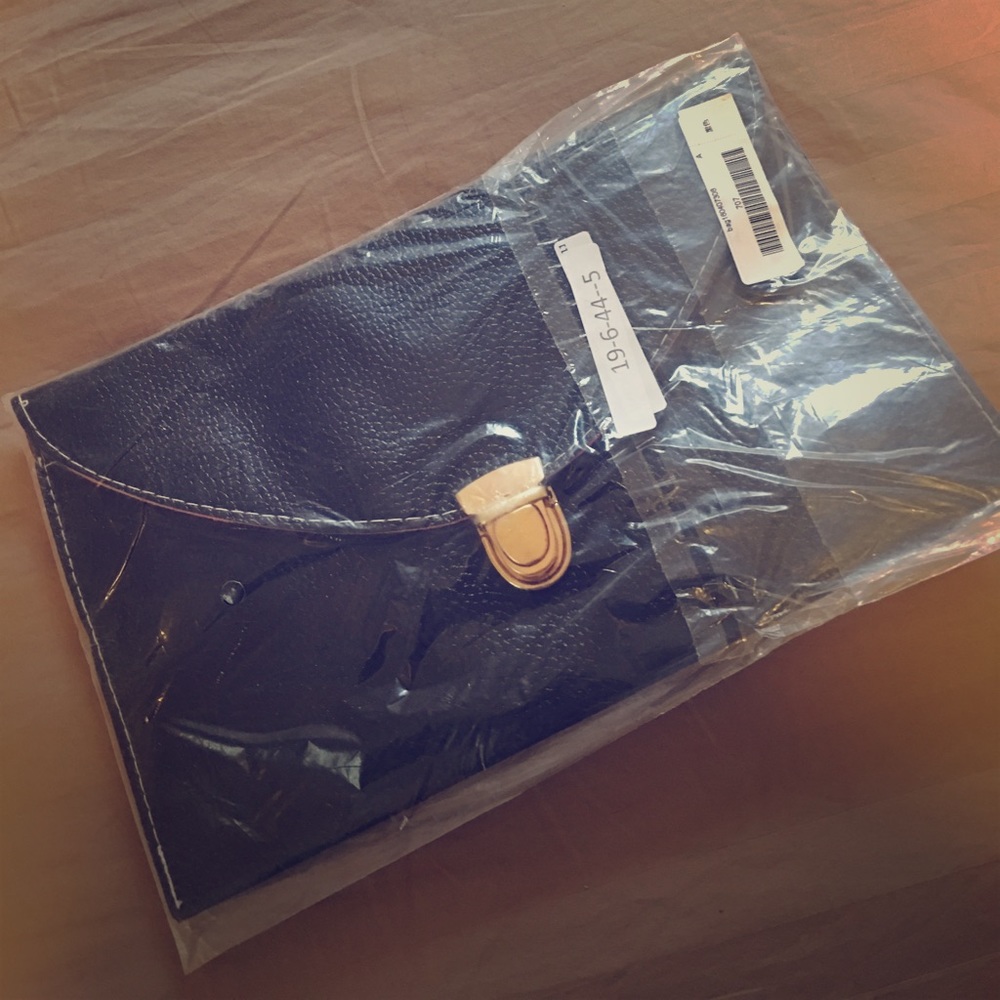 🆕✨NWT Black Clutch