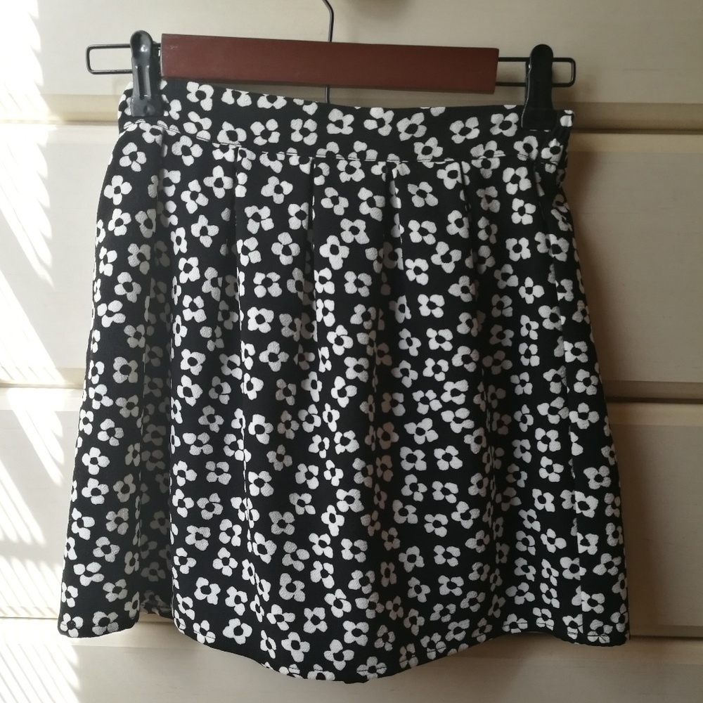 *SOLD*Black skirt with daisies