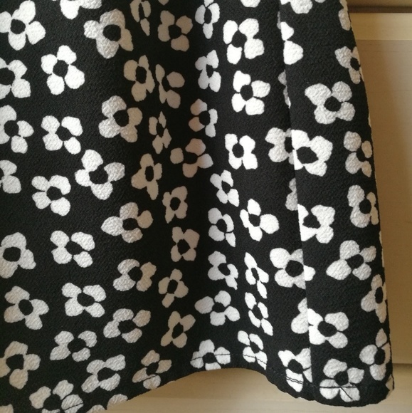 *SOLD*Black skirt with daisies - Picture 2 of 4