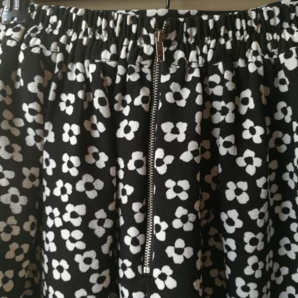 *SOLD*Black skirt with daisies - Picture 3 of 4