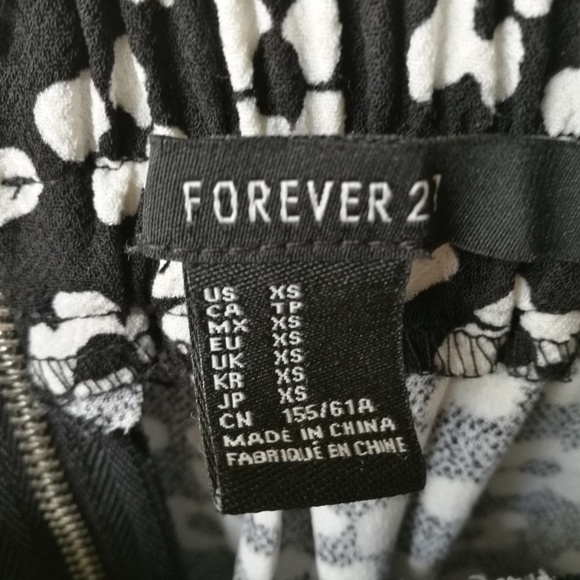 *SOLD*Black skirt with daisies - Picture 4 of 4