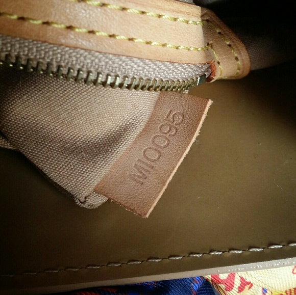 ⭐🎀SALE 🎀⭐AUTH LV beige vernis Reade PM - Picture 2 of 4