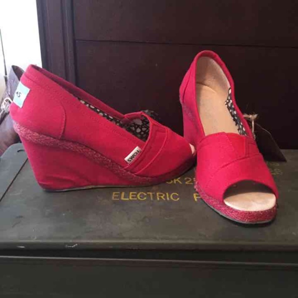 TOM Wedges