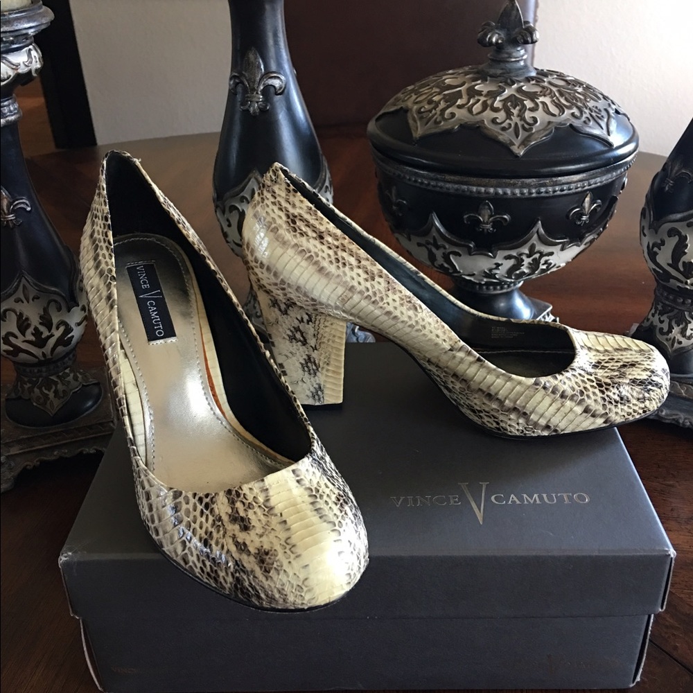 Like NEW Vince Camino 8.5 heels