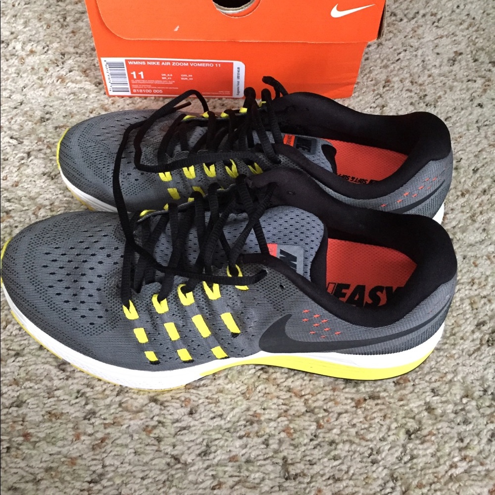 Nike Women's Air Zoom Vomero 11