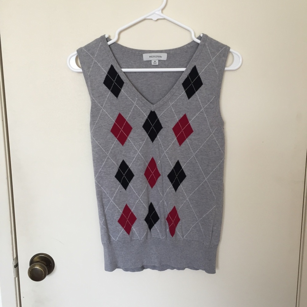 Sleeveless argyle sweater
