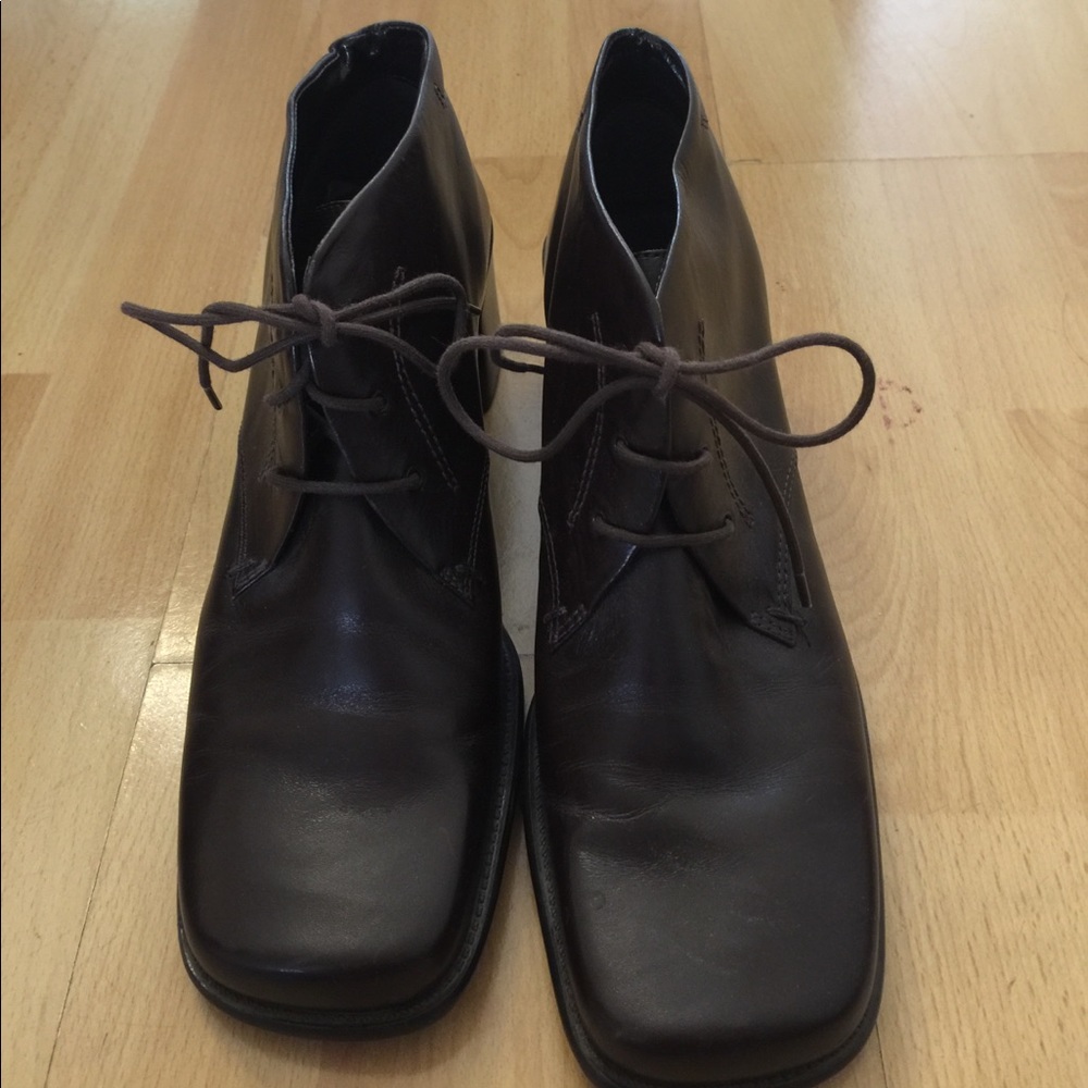 Women's vintage brown lace up shoes GUC SIZE 8