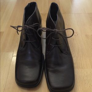 Women's vintage brown lace up shoes GUC SIZE 8