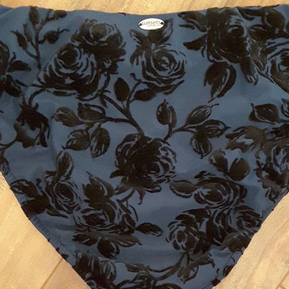 Bikini Size Medium - Picture 2 of 4