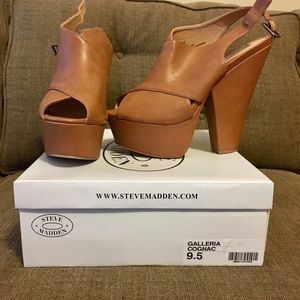 Steve Madden Galleria Platform - Tan. Size 9.5.