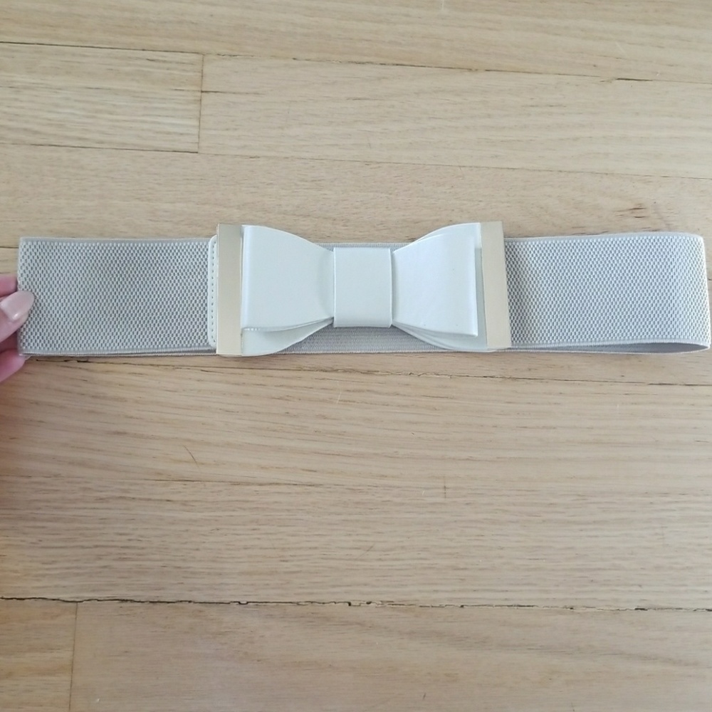 2/$10 Belt with bow detaik