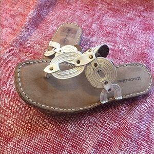 White leather naturalizer sandals
