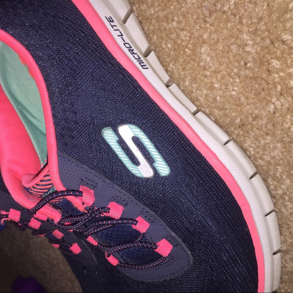 NWOT Sketchers memory slide on foam sneakers