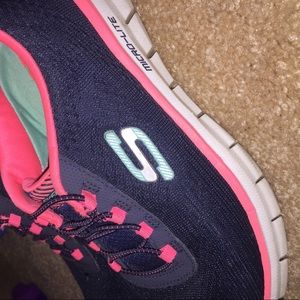 NWOT Sketchers memory slide on foam sneakers