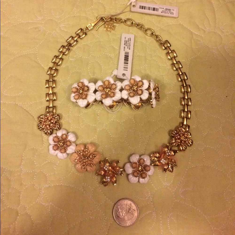 NWT Ann Taylor Floral Necklace Bracelet Set Gold