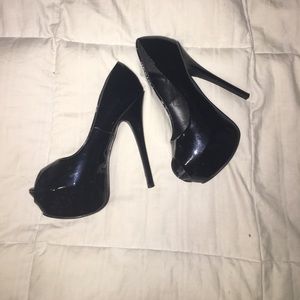 Black pumps