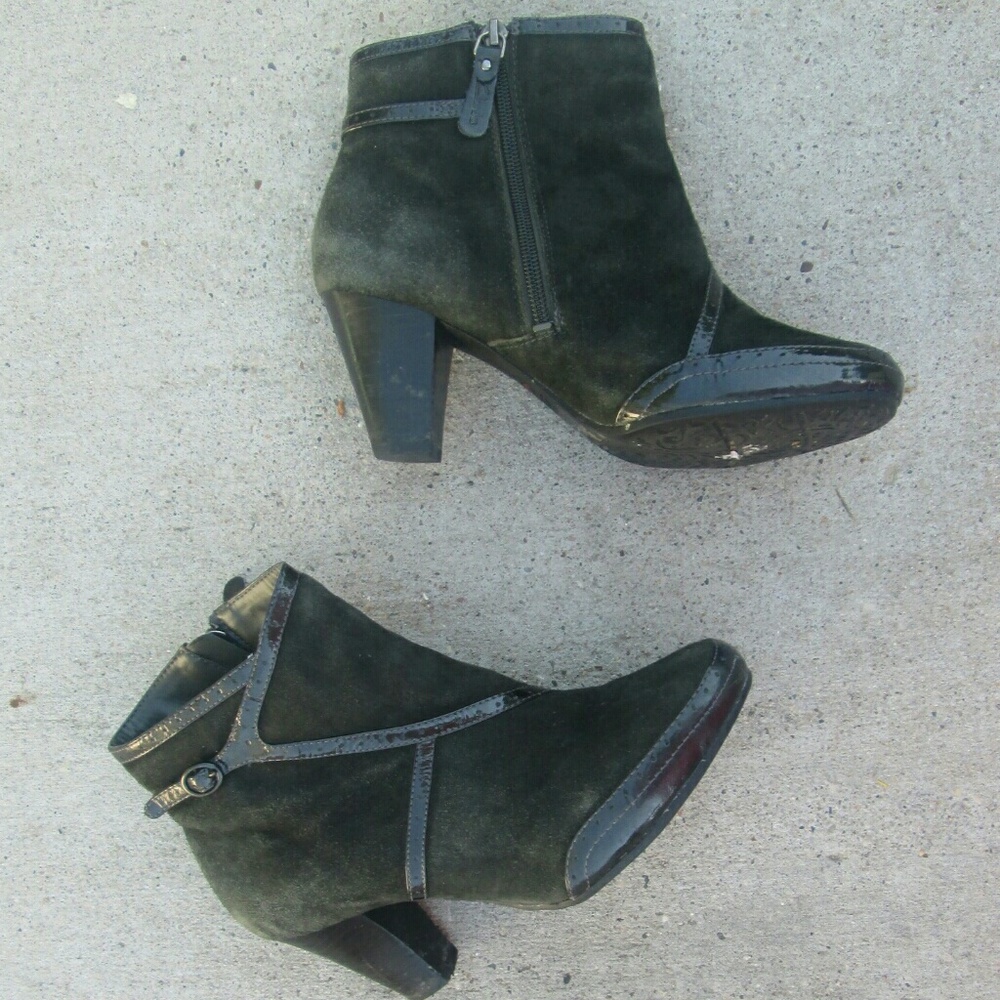 Clark's Olive Fall Booties Size 6.5