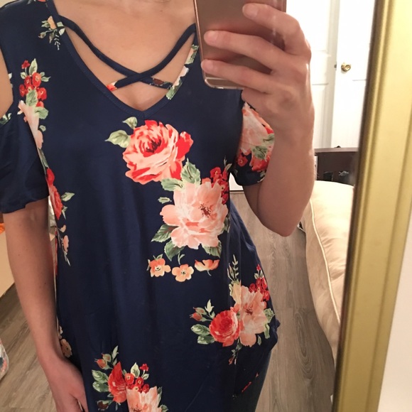 🚨1 left! Navy Blue Floral Cold Shoulder Top M-XL - Picture 2 of 3