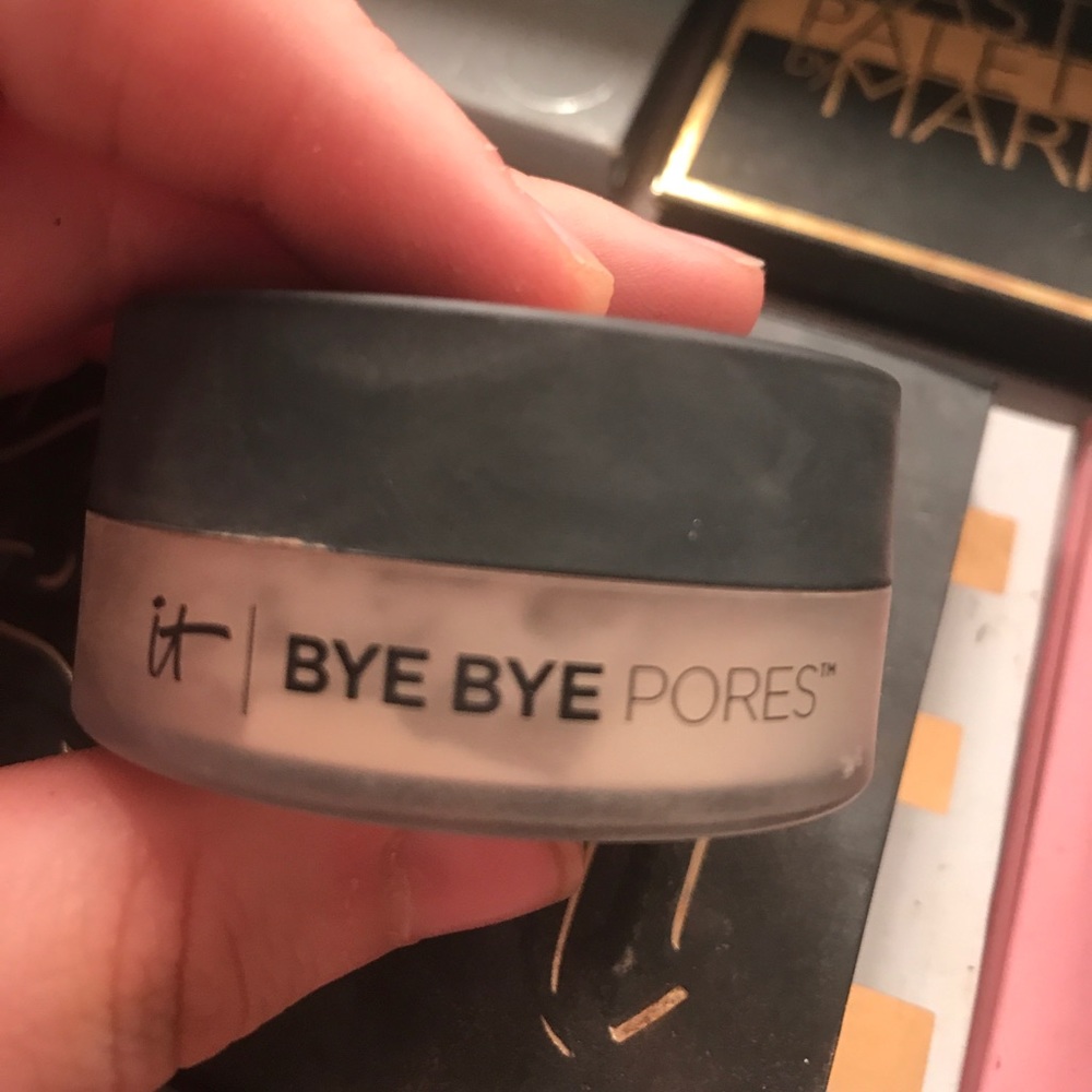 It cosmetics bye bye pores lose powder