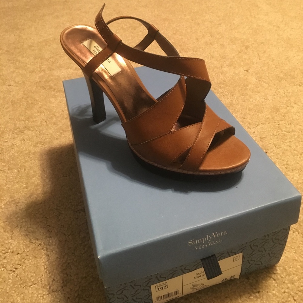 Simply Vera Wang Tan sandles