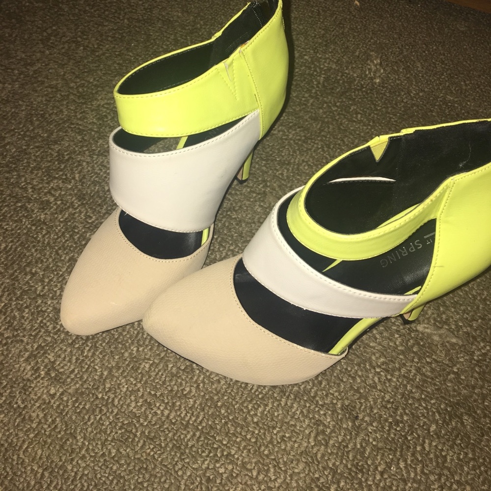 Color blocking heels