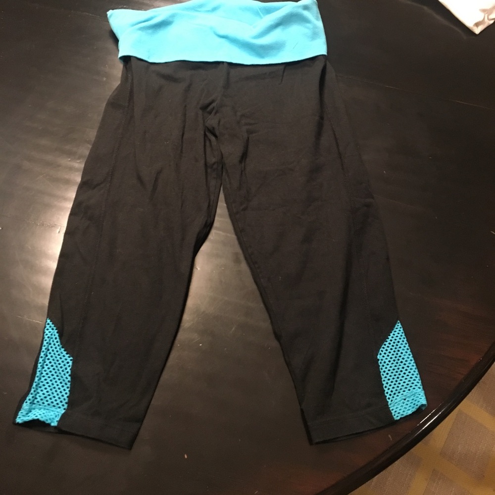 PINK cropped workout leggings