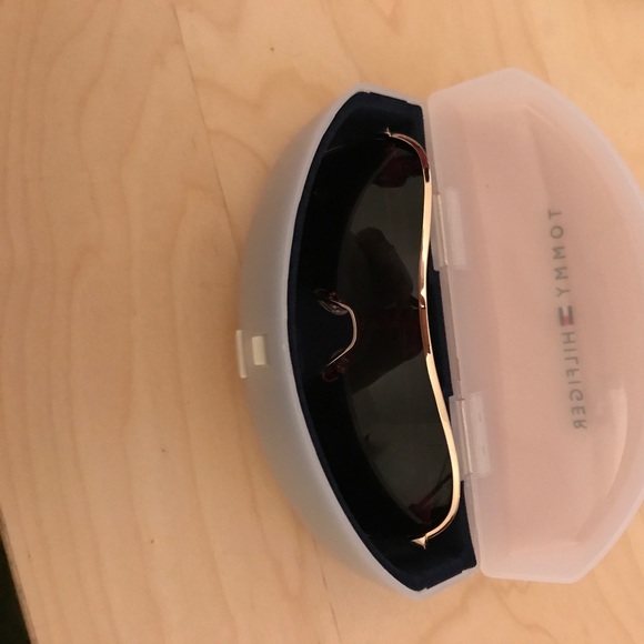 Tommy Hilfiger sunglasses - Picture 2 of 3