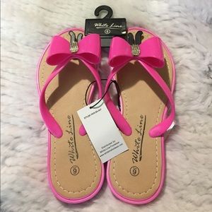 White line fushia flip flops NWT
