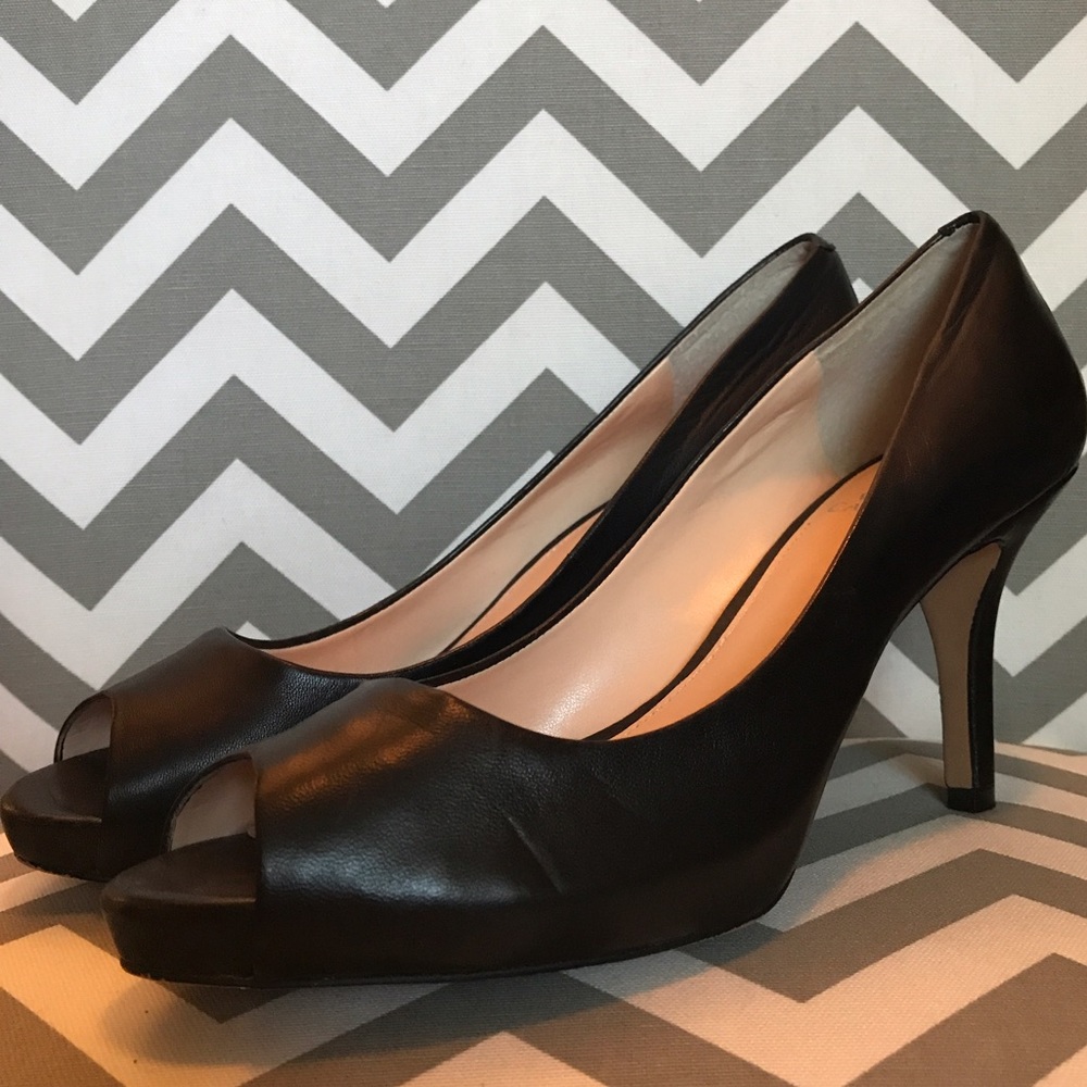LIKE NEW Vince Camuto soft leather peep toes