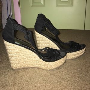 Black wedges
