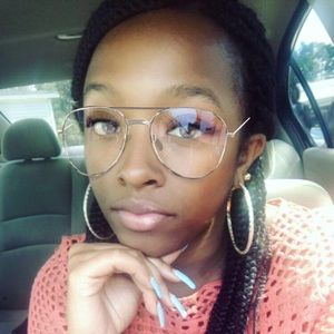 Meet your Posher, Alexis