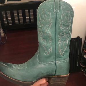 Turquoise Ariat cowboy boots - like brand new