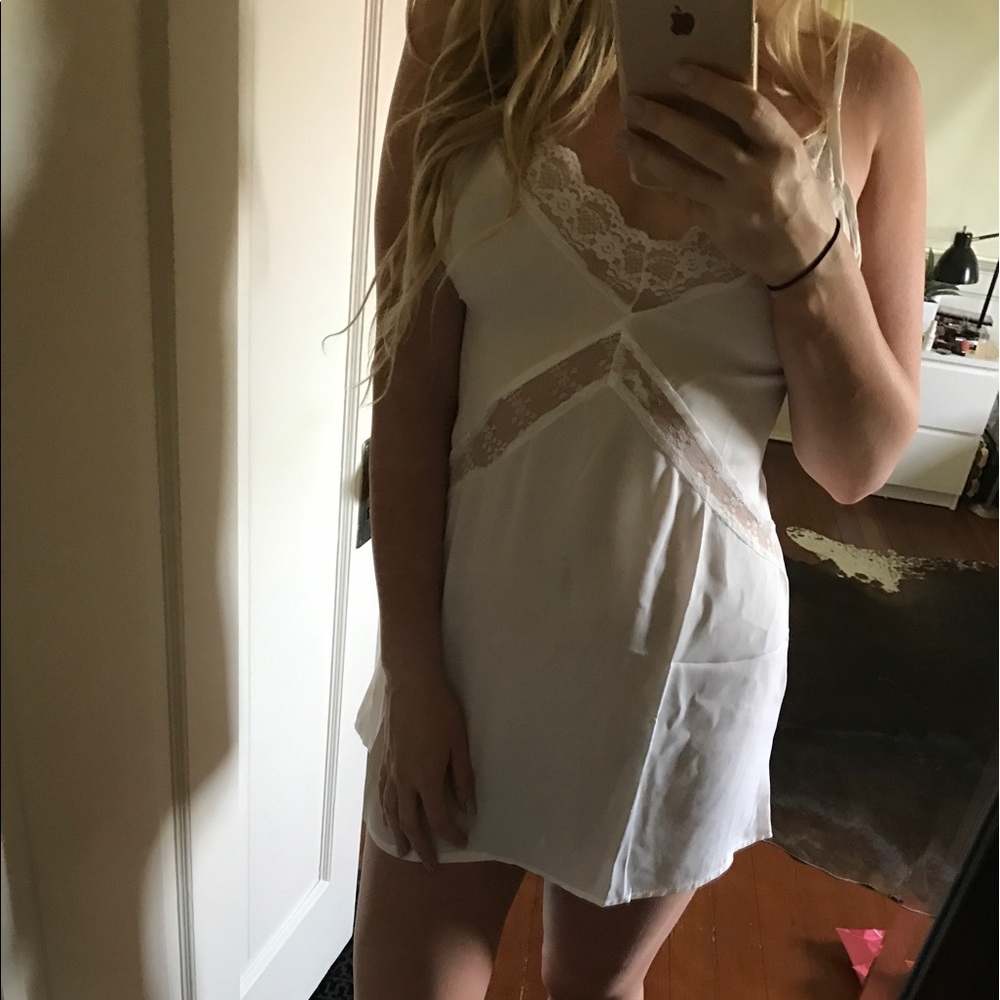 White dress - Picture 2 of 4